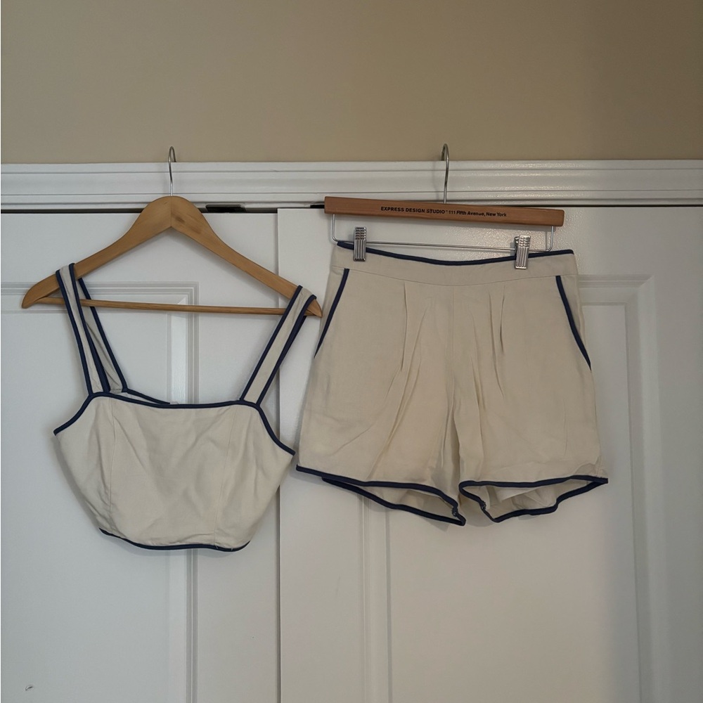 Le Lis Cream and Blue Accent Set